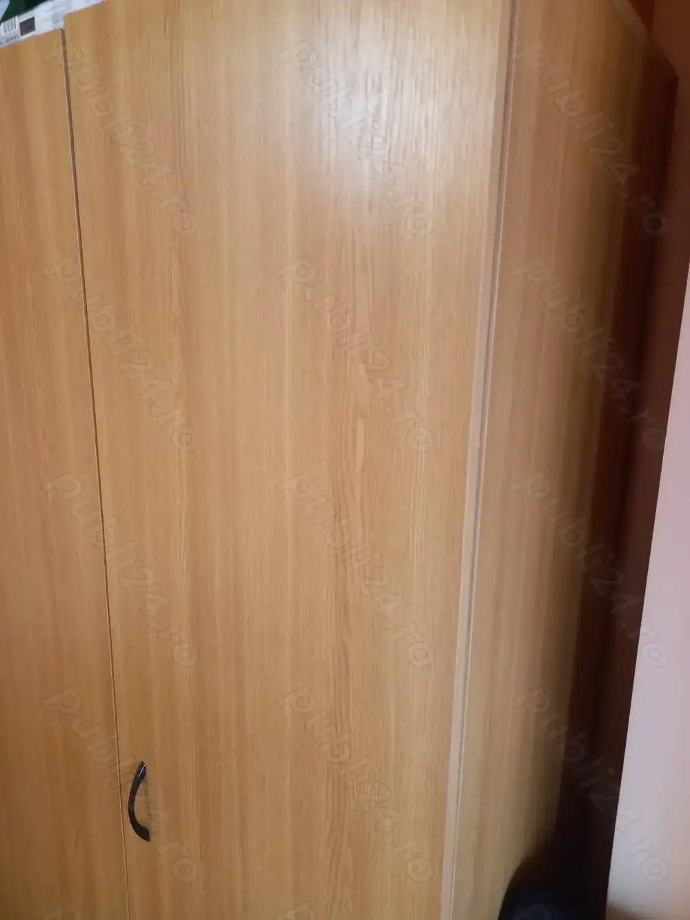 Vand dulap mare cu 4 uși,stare perfecta,fara defecte,interior compartimentat pt umerașe și raftur