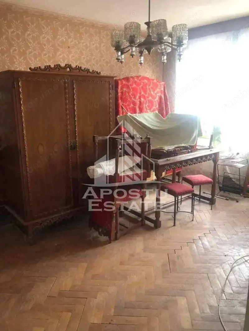 Apartament cu 3 camere, semidecomandat, centrala proprie, zona Sagului