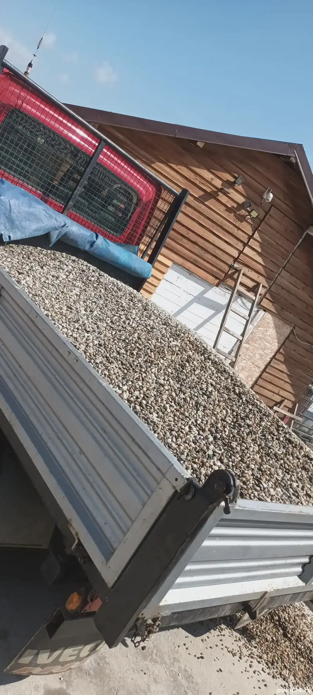 Transport basculabil,nisip ,pietriș, pământ vegetal și mobilă 