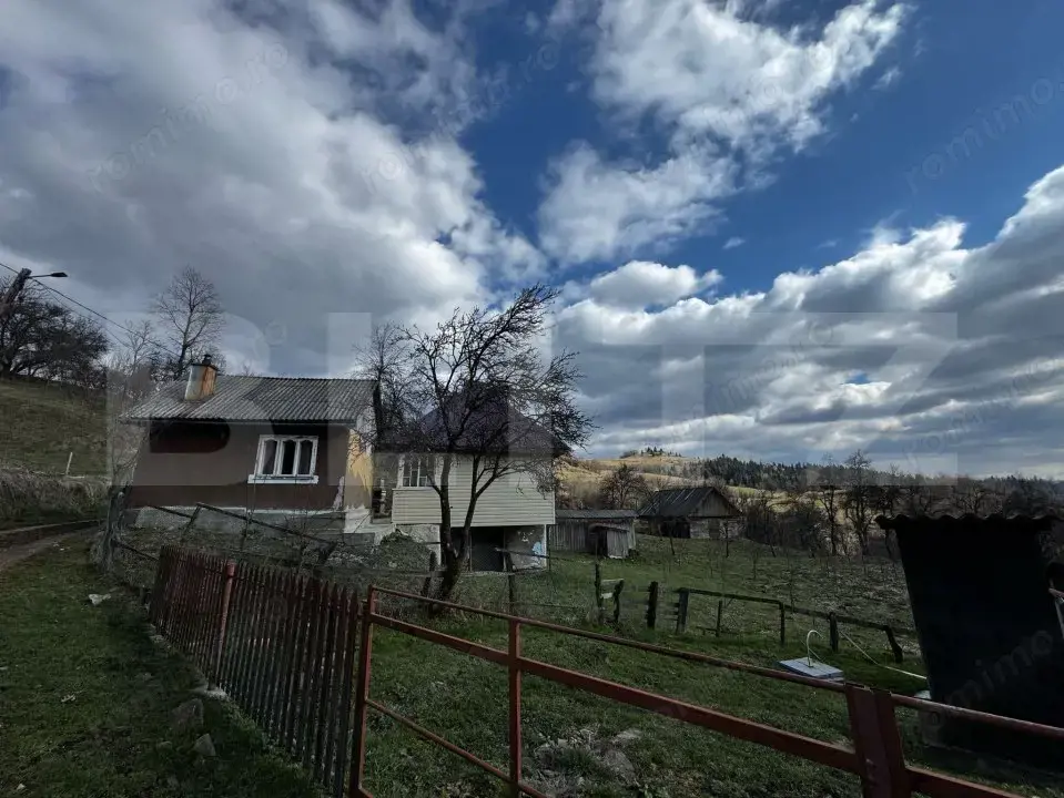 Casa la munte, teren 8324 mp, anexe, zona comuna Bucium