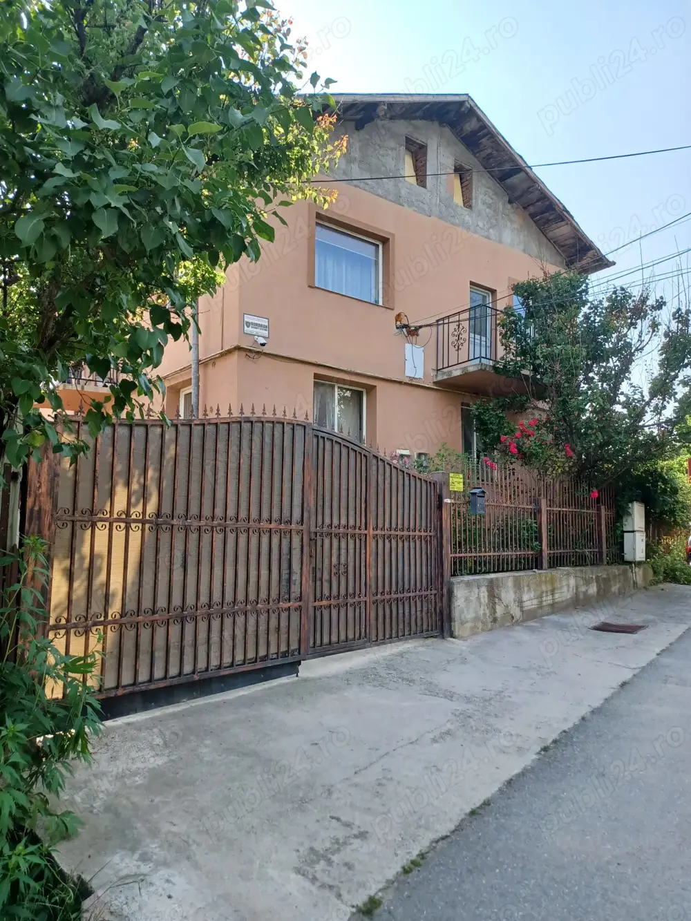 De vânzare vilă S+P+1 ( 2 apartamente  tip duplex) 7camere, 2 băi.