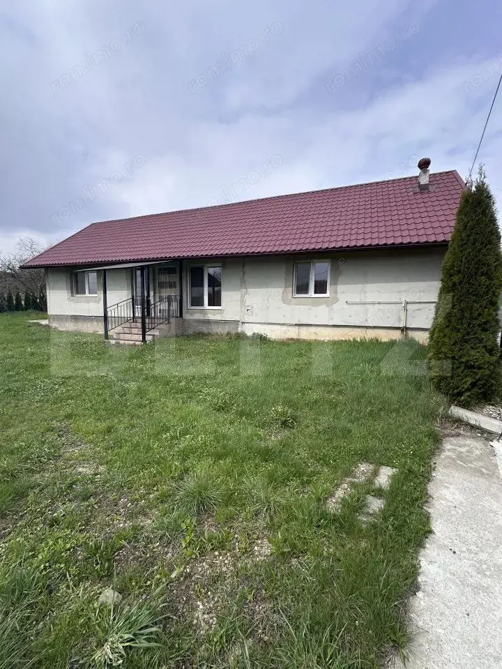 Casă de vânzare,  zonă deosebită , teren generos,Sălișca