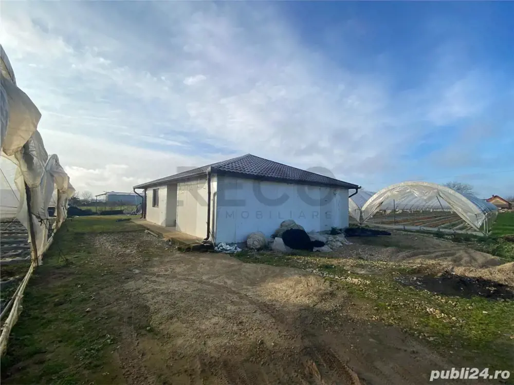 Vând teren intravilan cu solari si casa de contructie usoara.