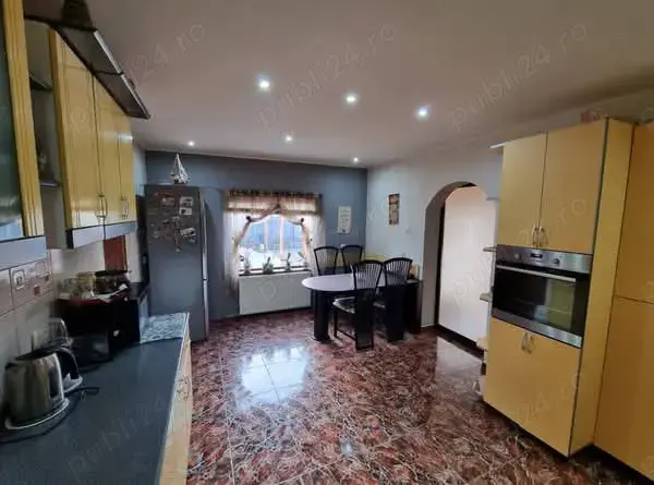 A 38 Proprietarul vinde 2 case cu 510 mp teren in Șerbănești Bacău 