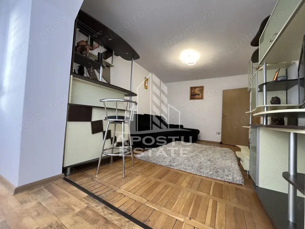 Apartament cu 3 camere, decomandat, etajul 1, zona Sagului