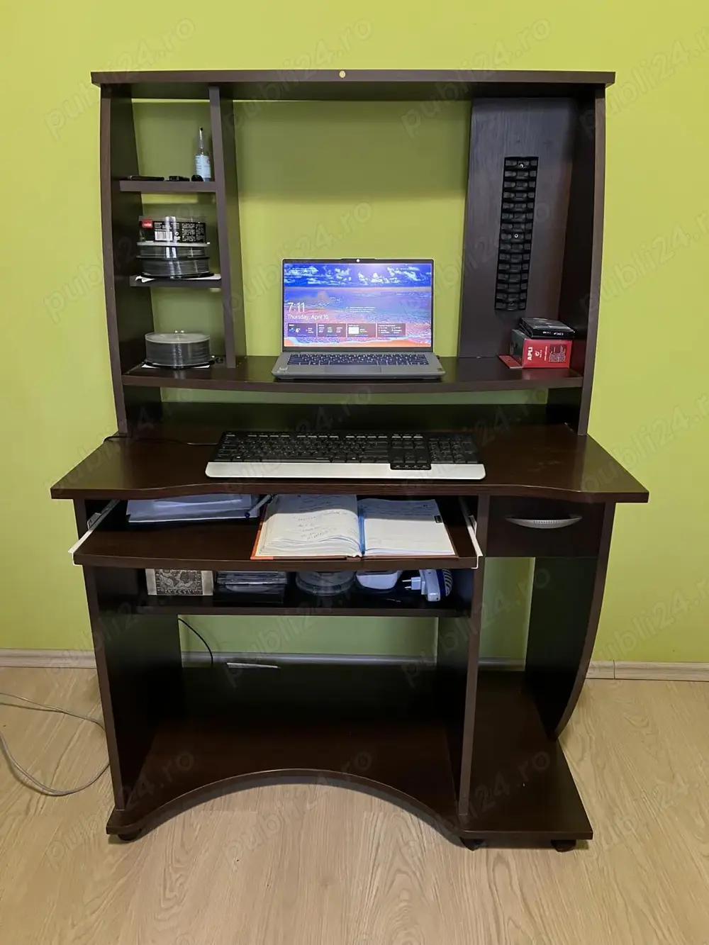 Vand mobila birou calculator in stare perfecta dimensiuni: 140X90X55cm