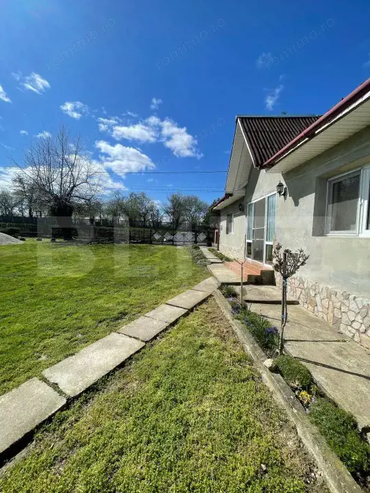 Casa cu 3 camere, 90 mp, 2 anexe gospodaresti si teren de 3000 mp, zona Crucisor