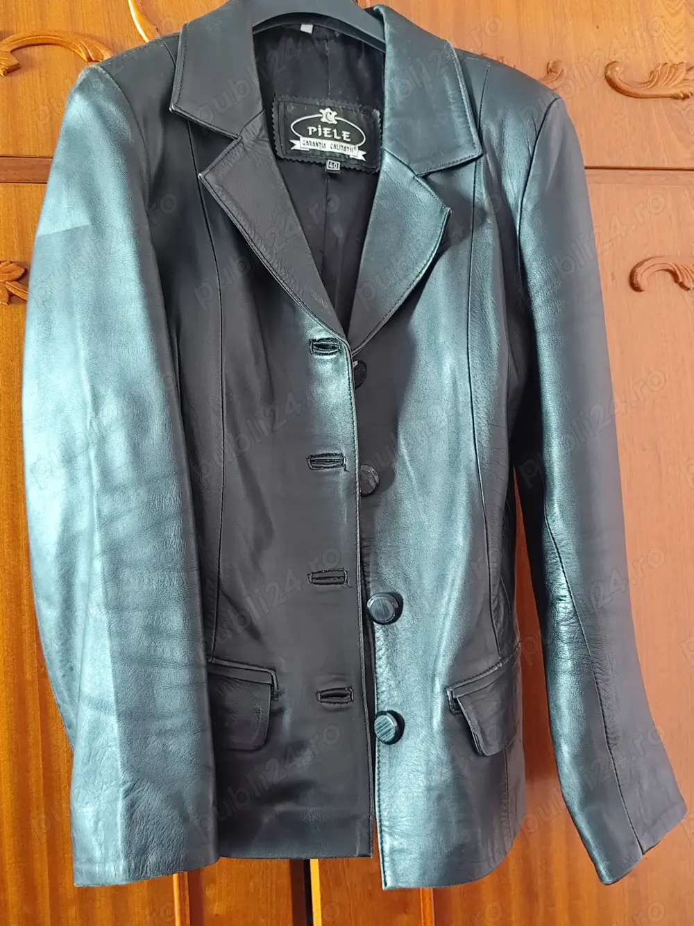 Vând geaca din piele- dama