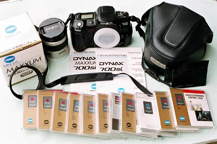 Minolta originale: obiectiv zoom, flash, carduri, curea, toc husa