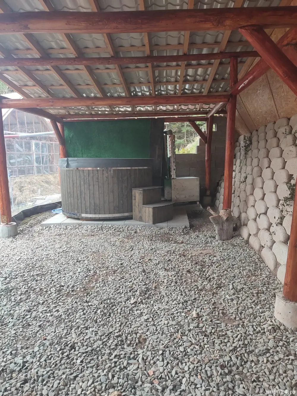 pensiune cu piscina si foisor pentru gratar