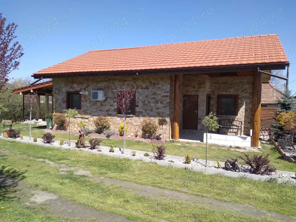 Vand casa in Mihaesti, jud Valcea, 12 km de Rm Valcea, 500 m de magazin, 100 m statie autobuz