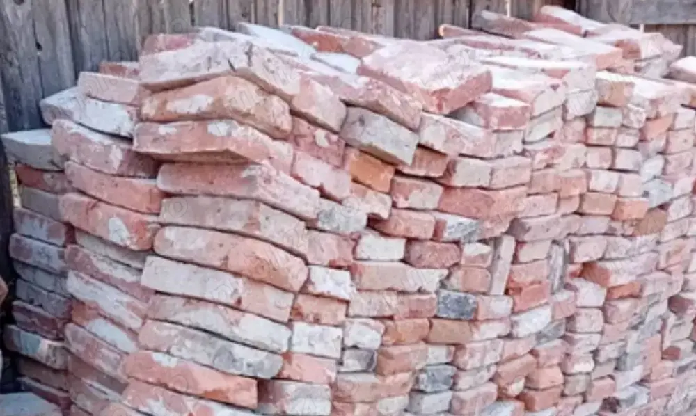 Caramidă plina veche - tiganeasca. Pret 2 ron.