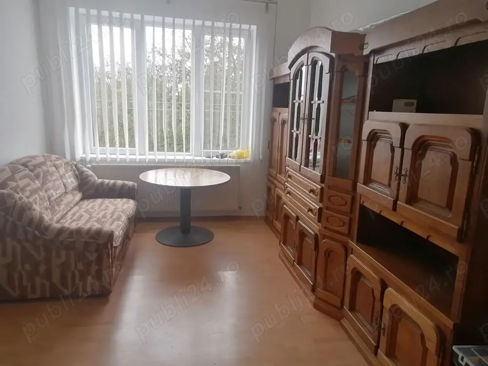 Dau în chirie apartament cu 3 camere, zonă centrală
