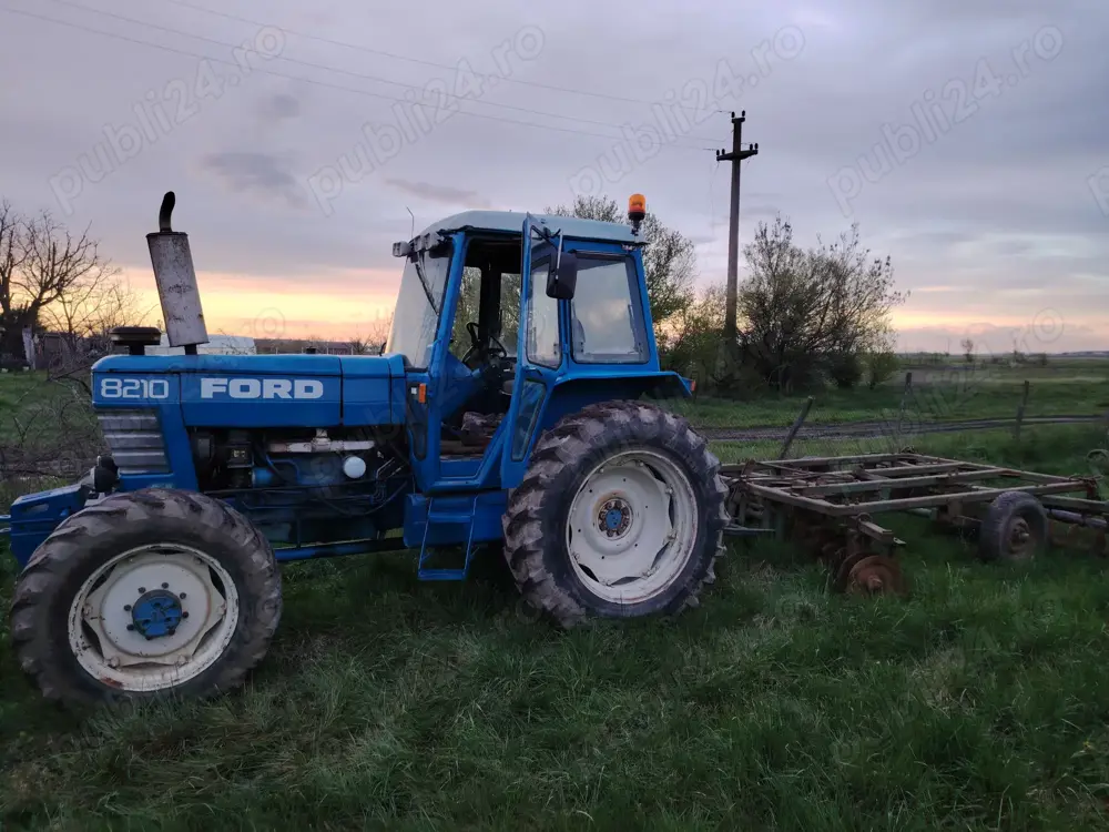 Vând Tractor Ford 8210 