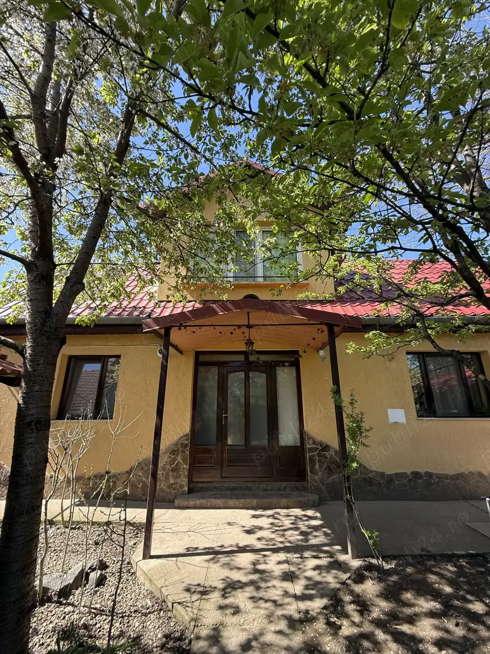 Casă spațioasă 188 m  cu 5 camere și anexă