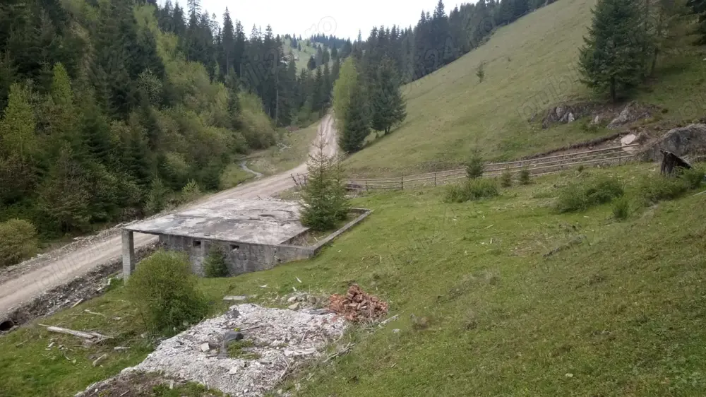 Vând teren  la munte