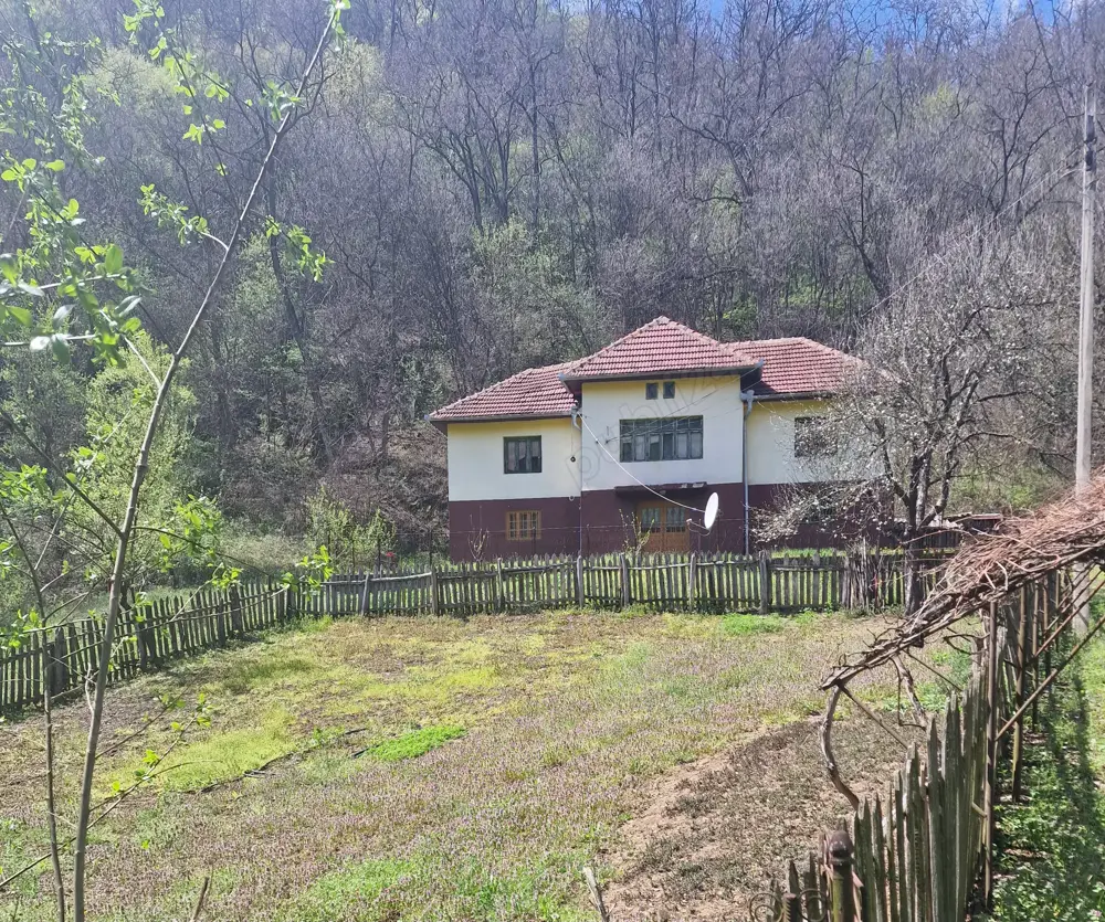 Vând casa in zona de munte, com. Podeni, jud. Mehedinți.