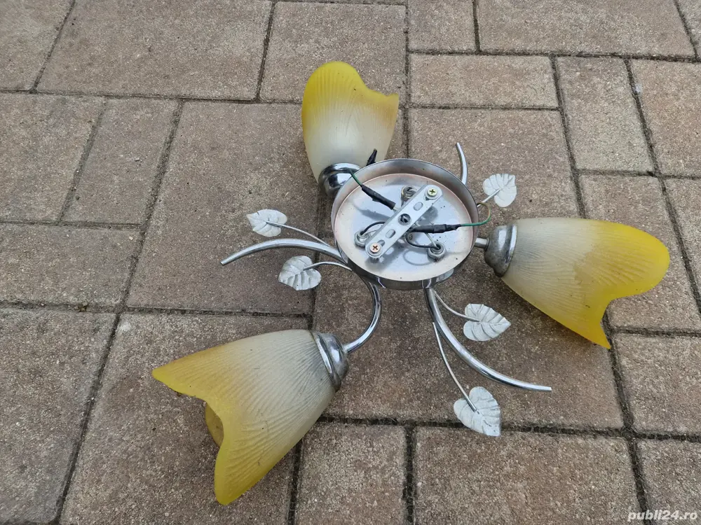 Vând Lustră 3 Brațe, În Stare Foarte Bună