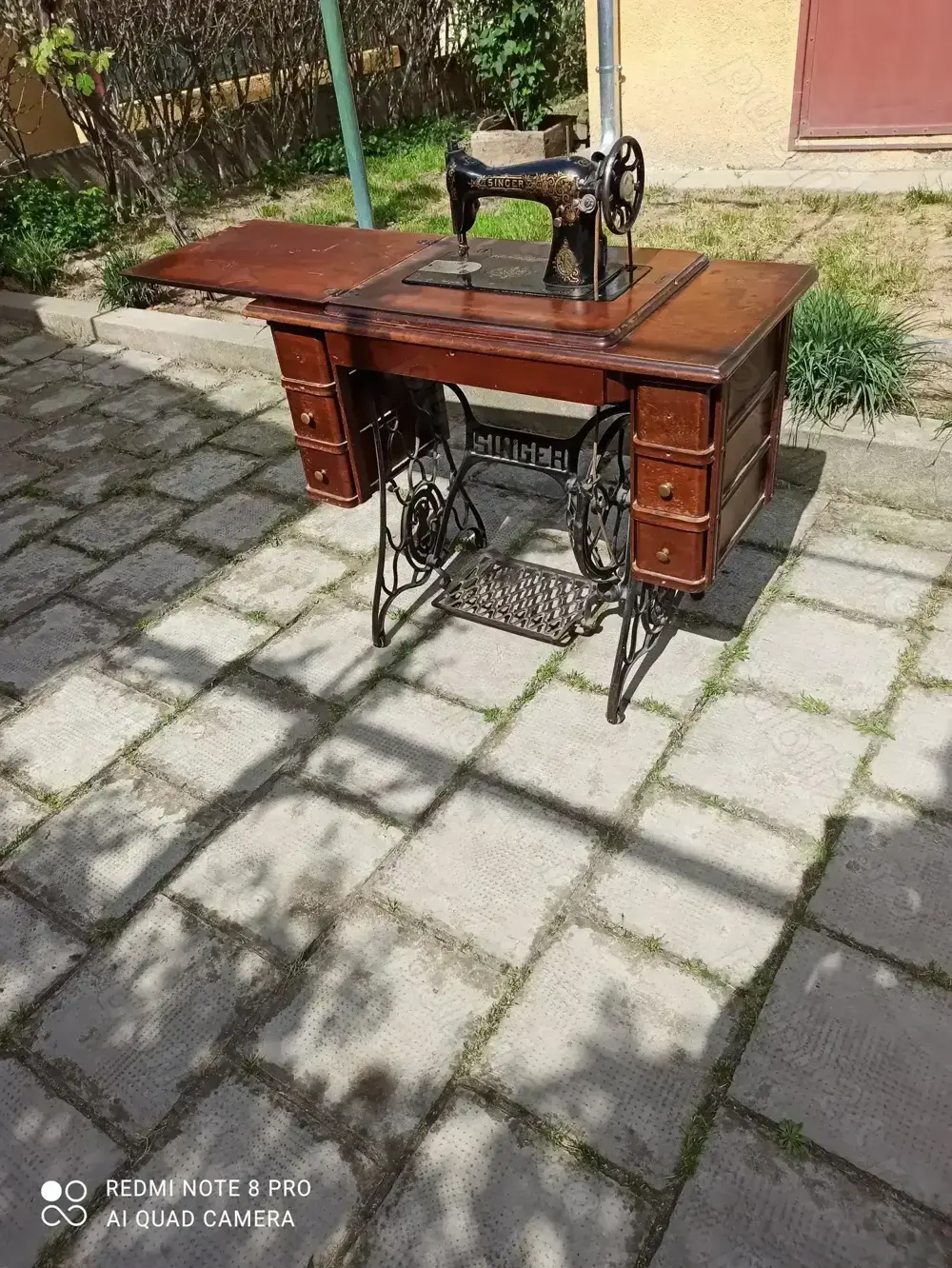 Vând mașina de cusut 