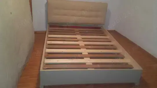 Pat mare din lemn cu spătar (imitație piele) (200 x 160 cm)