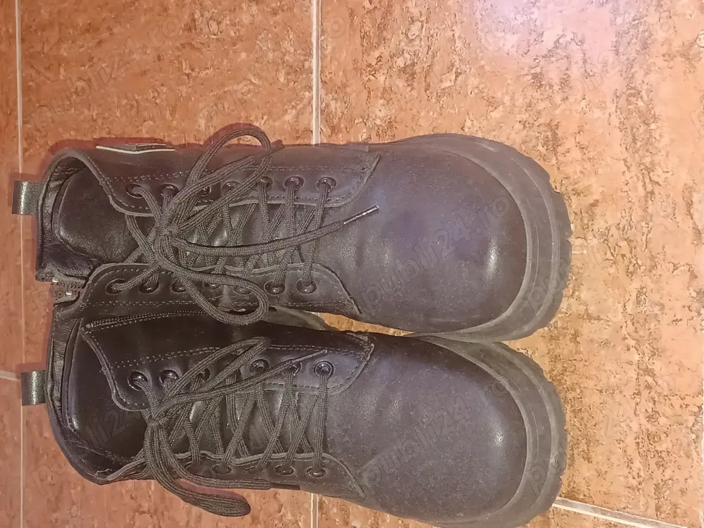 De vanzare bocanci și cizme