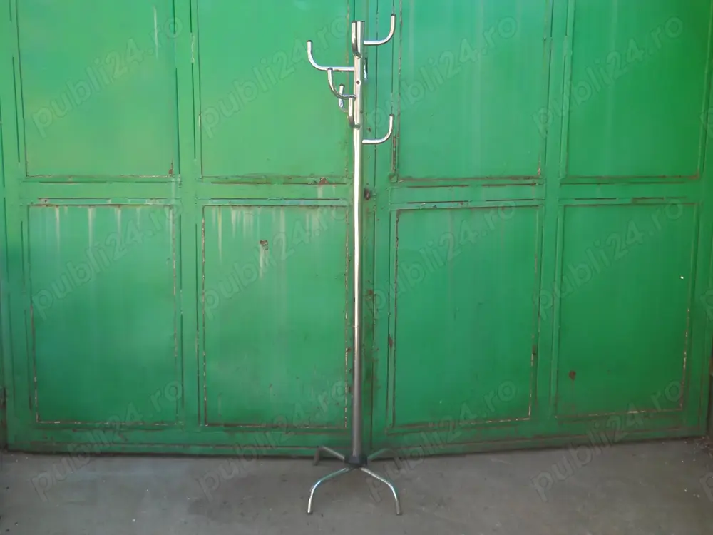 Cuier metalic de podea-necesita reparatii