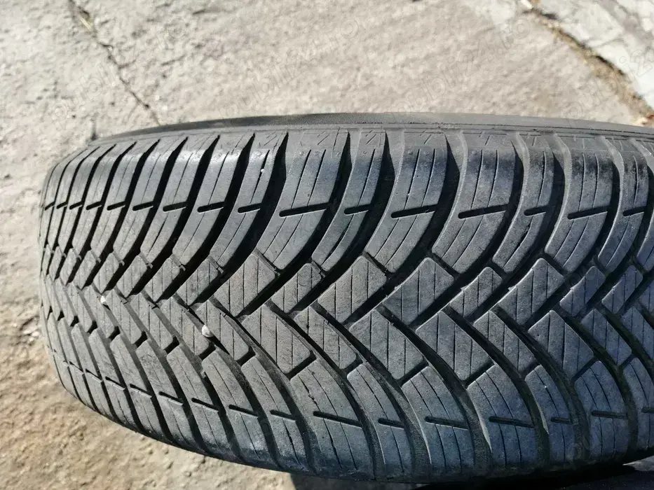 De  vanzare  trei  (  3  ) cauciucuri in stare buna uzate pe jumatate 185 /65  /15  la pret mic !!! 