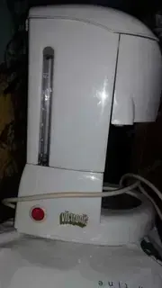 Vand cafetiera pe culoare alb 