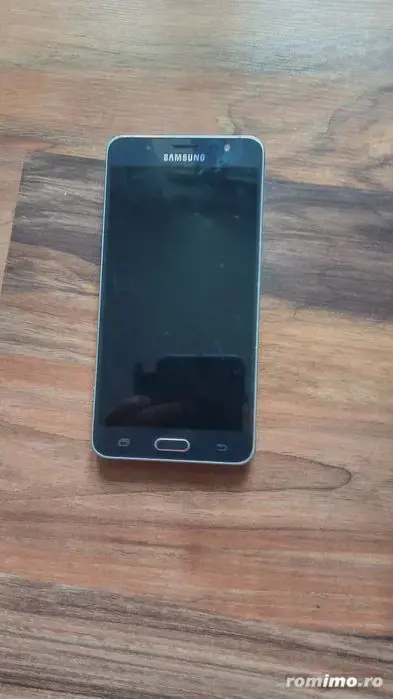 vând telefoan sanosog este pentru piese