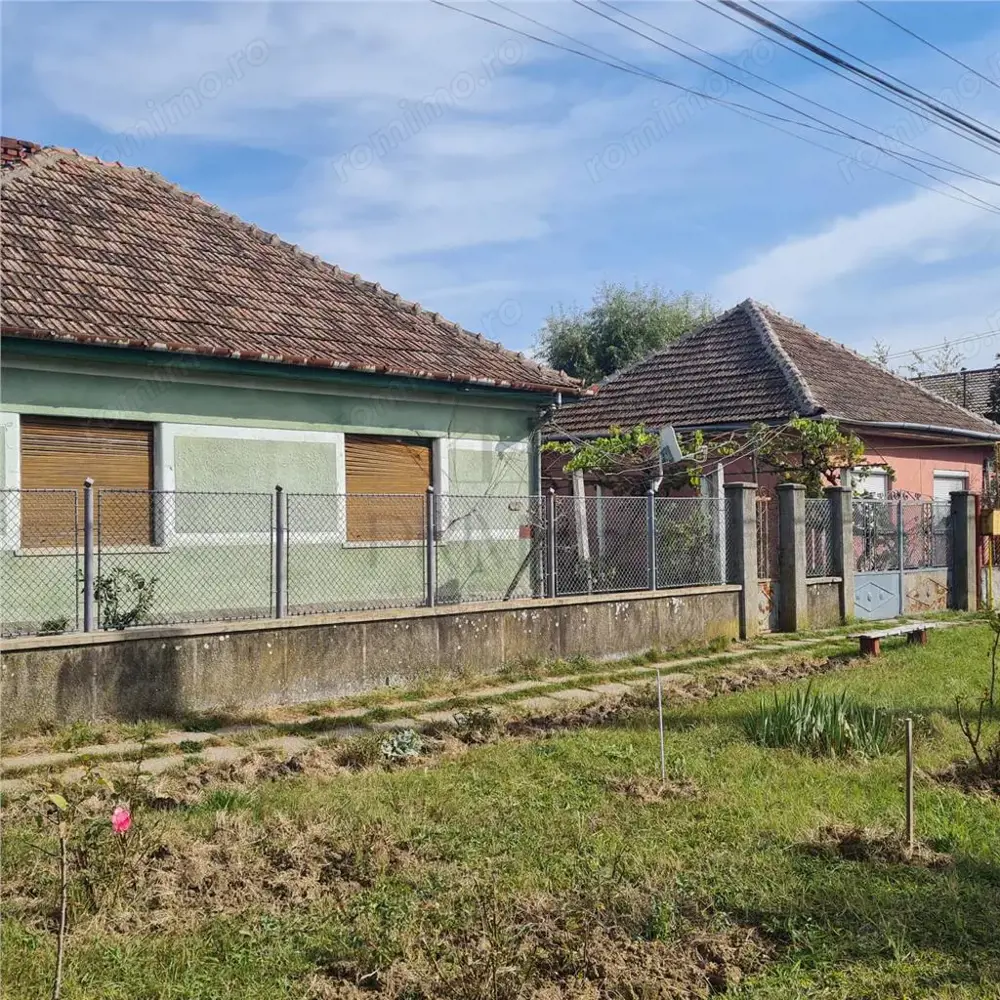 Casa caramida plus o casa de vaiuga - teren generos 1400 mp - doua fronturi stradale - zona excelent