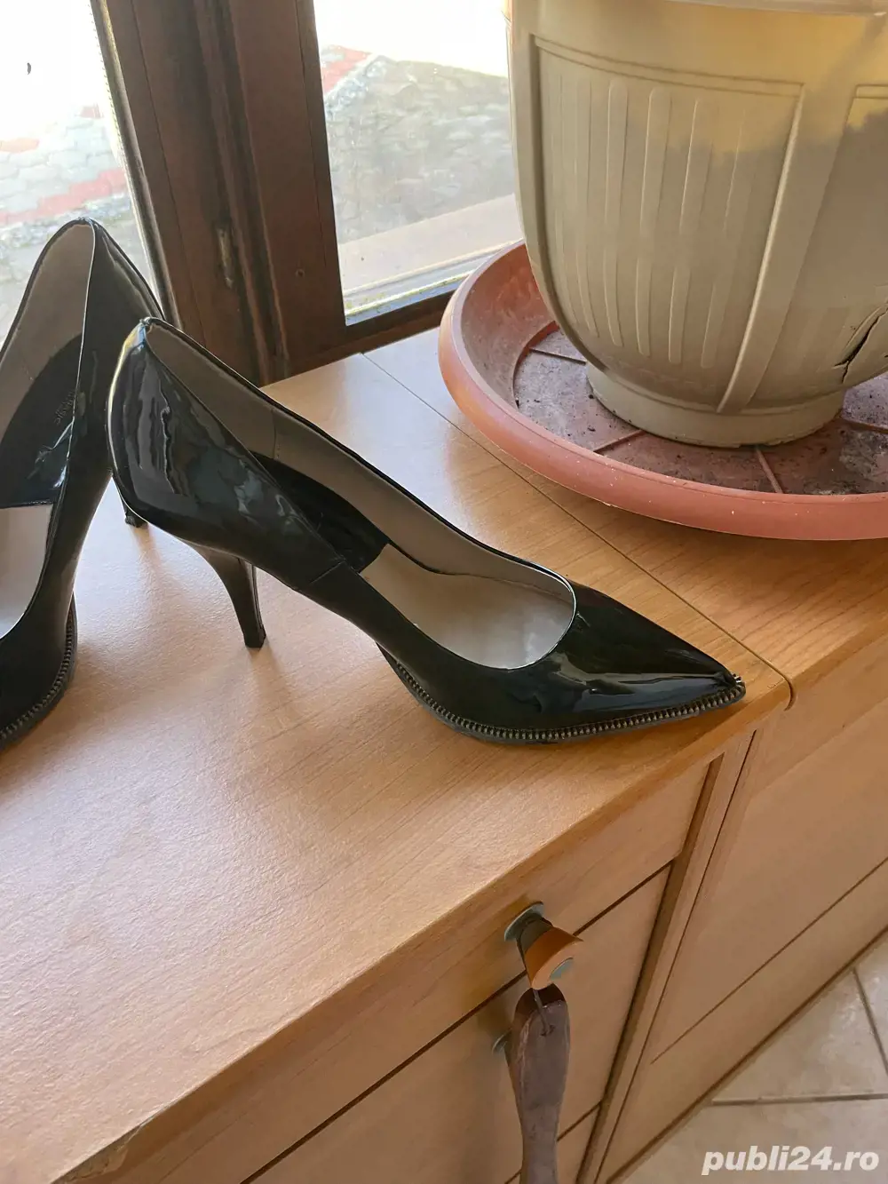 Stiletto lac negru Zara,detaliu fermoar,mar 39