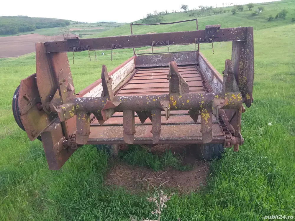 Remorca de împrăștiat gunoi de grajd 