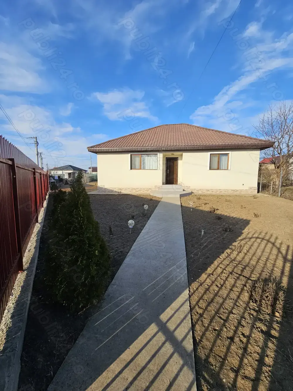 Casă de vânzare - 3 dormitoare, salon spațios, anexă și teren generos - 648 mp