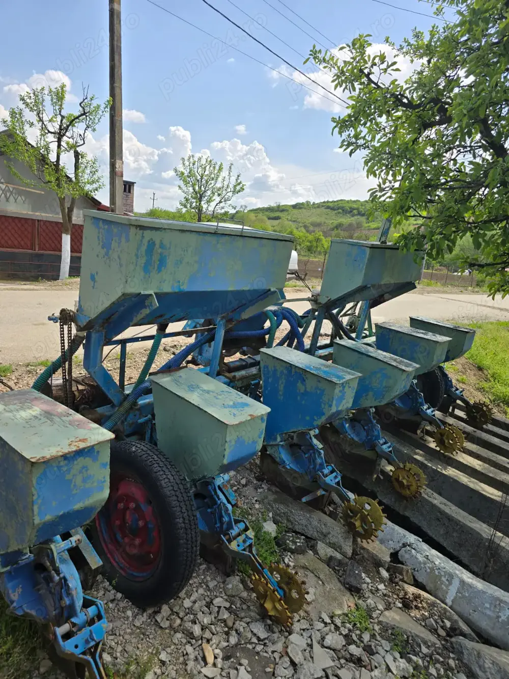 Vând utilaje: semănătoare, plug, grapă discuri, freză