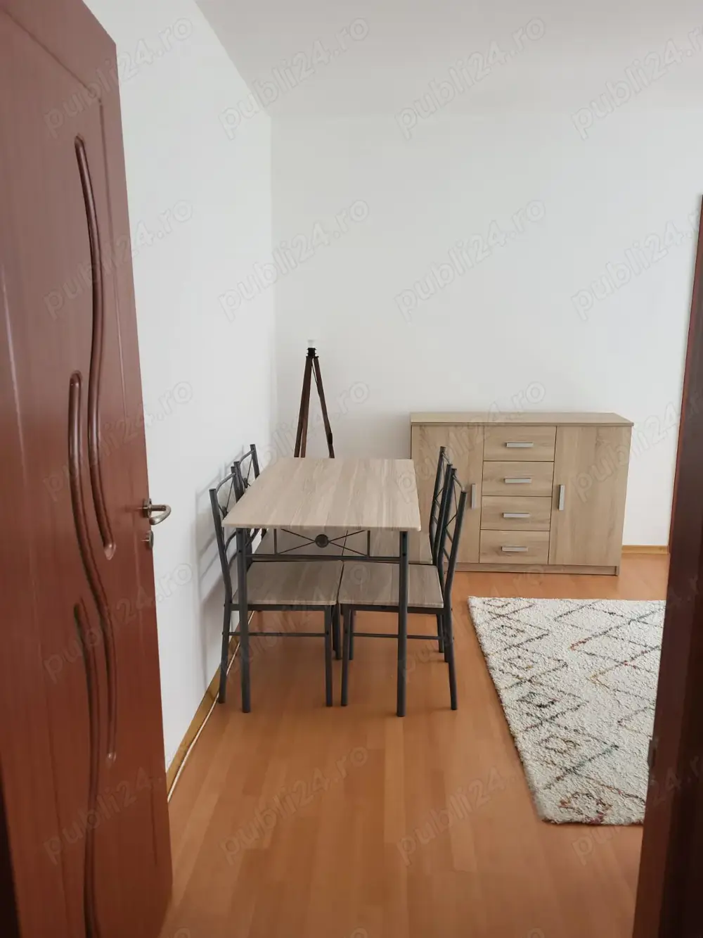 Închiriez apartament cu trei camere semidecomandat 