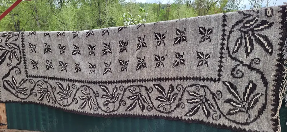 Vând covor lucrat manual