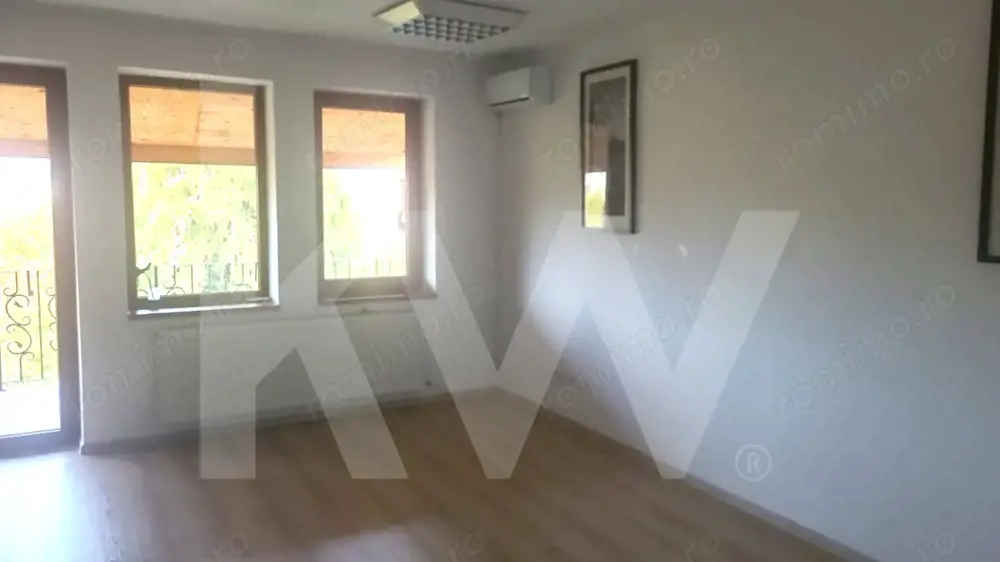 Spatiu de birouri, zona Scoala de Inot, 90mp, 3 camere, hol, 2 bai, terasa