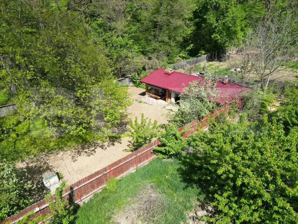 Casuta de vacanta in padure , zona Barnova 