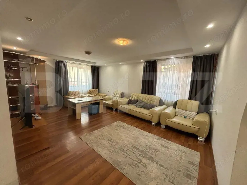 Casa de vanzare cu 5 camere, 200 mp, zona Micro 3
