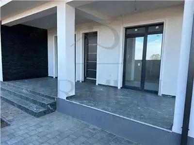 Casa individuala superba - zona linistita - bucatarie inchisa-  finisaje premium