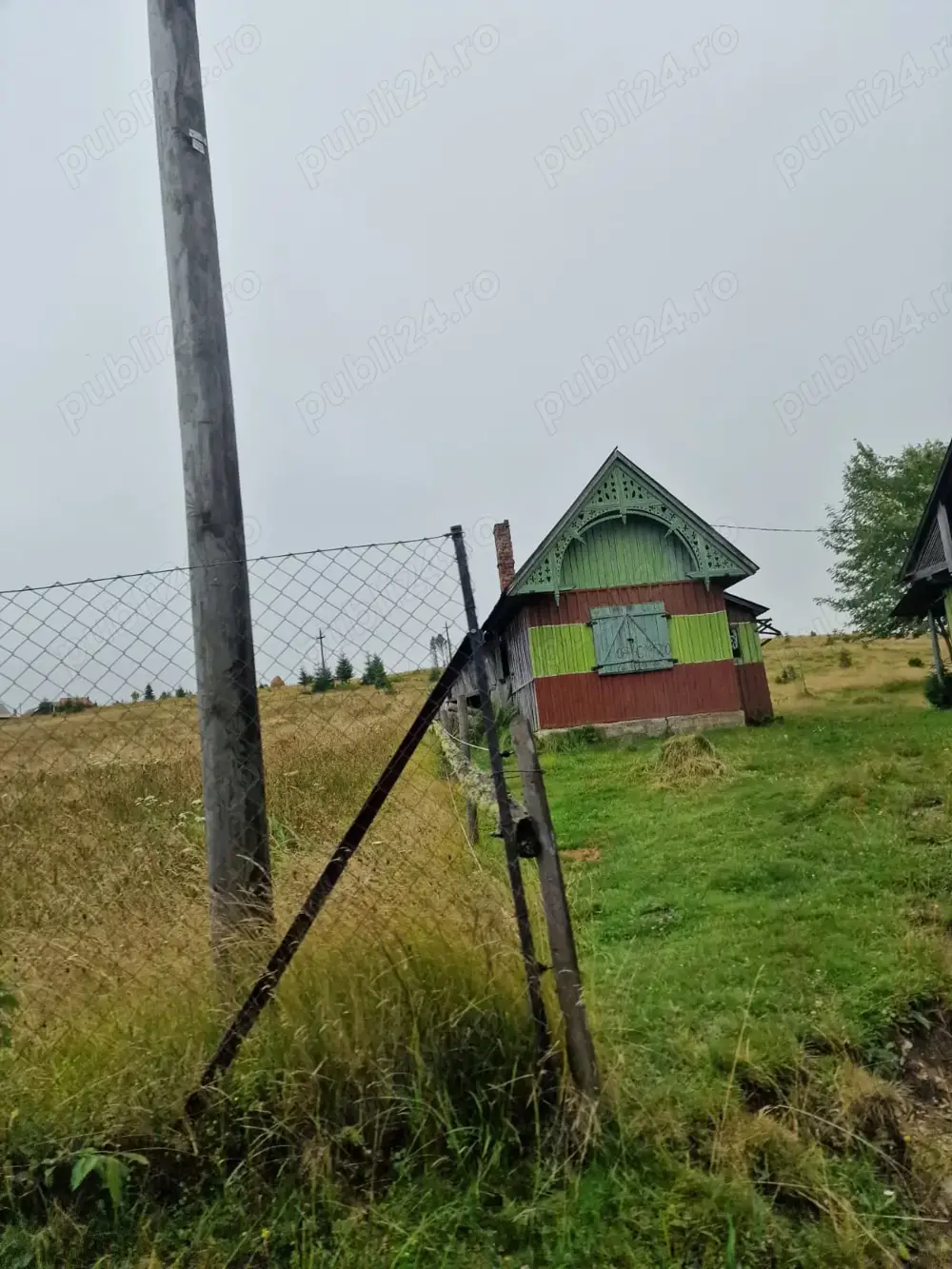 Vând teren si casa istorica Giurcuța de Sus pe malul lacului 