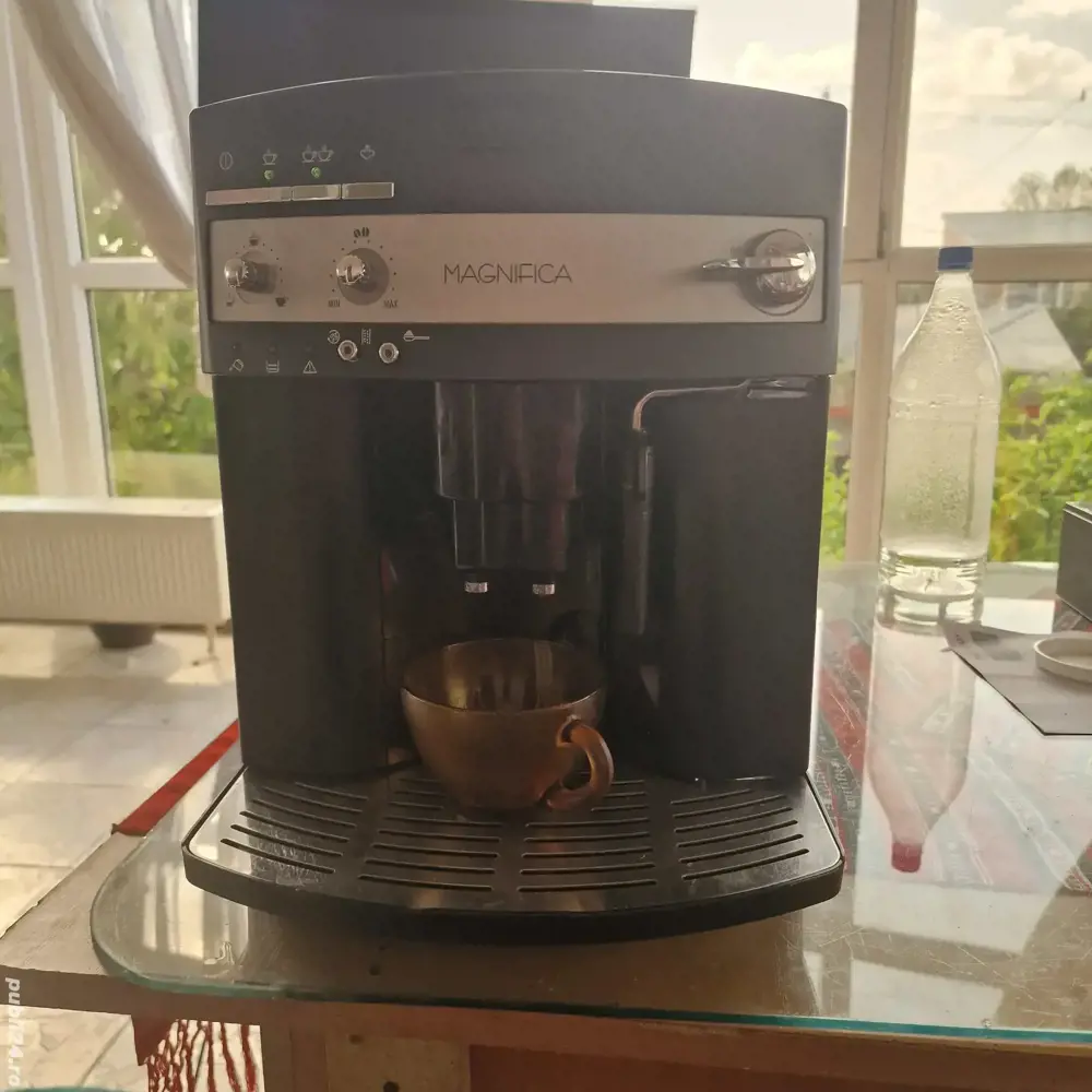 Expresor de cafea automat Delonghi Magnifica 