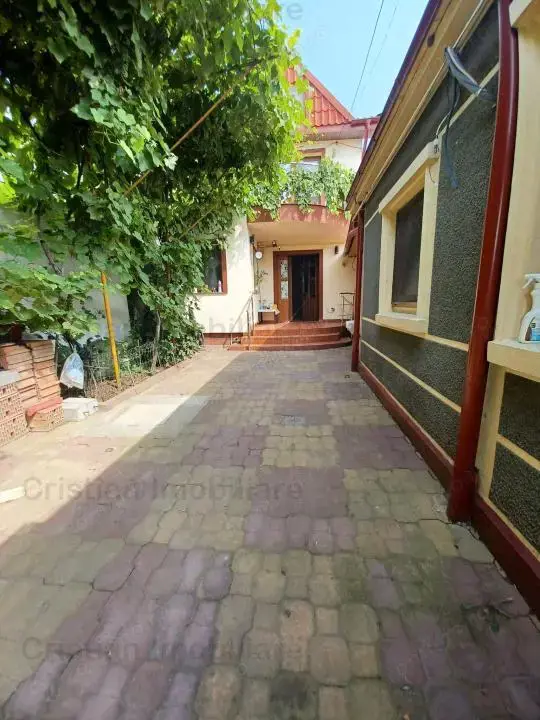 Casa Pretabila 2 familii, suprafata teren 290 mp, toate utilitatile, zona Centrala