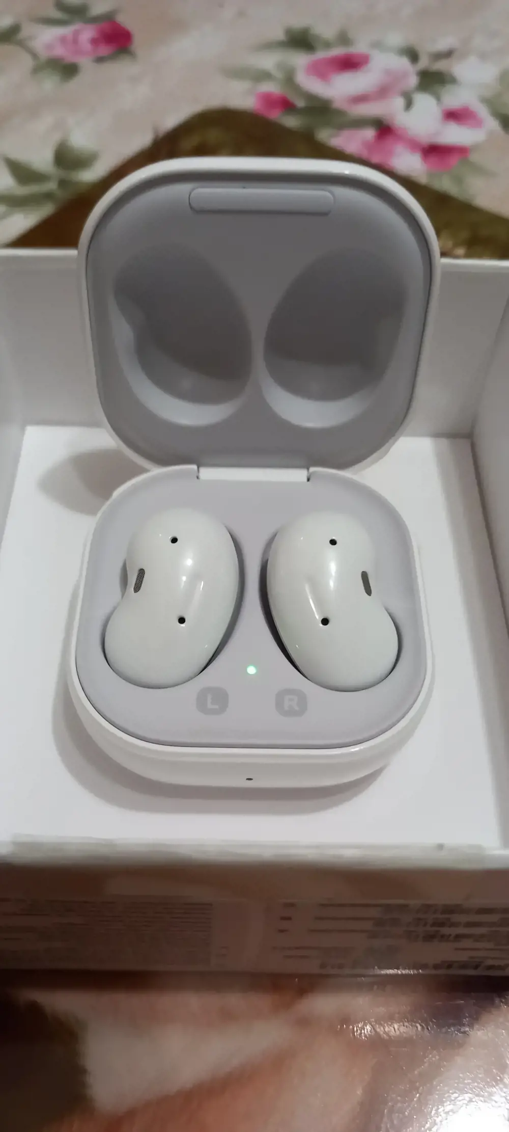 Vând căști wirless samsung galaxy buds live de culoare albe