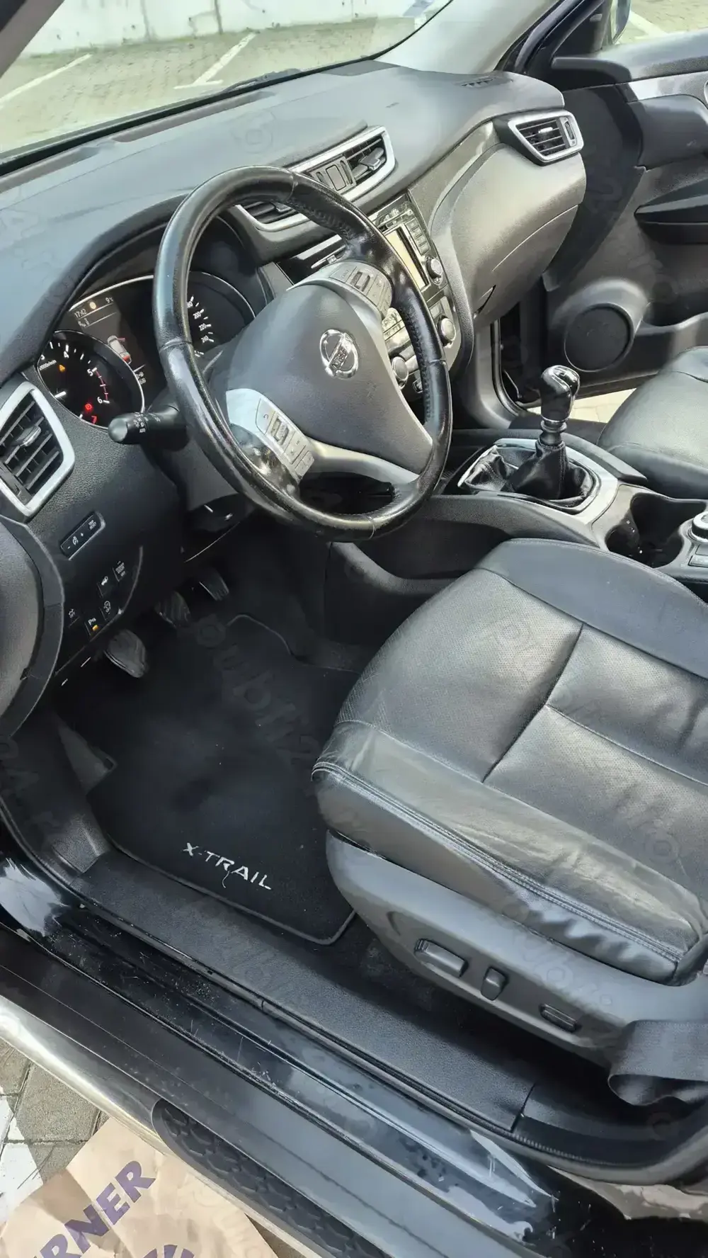 Nissan X-Trail T32 cu 7 locuri 4x4 piele, panoramic, carlig, Keyles, anvelope noi, recent adus în Ro