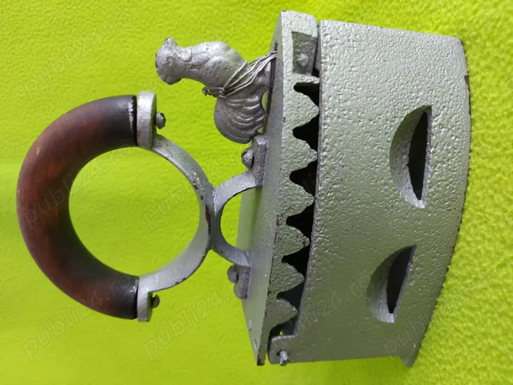 Fier de calcat vechi, pe carbuni, model 3