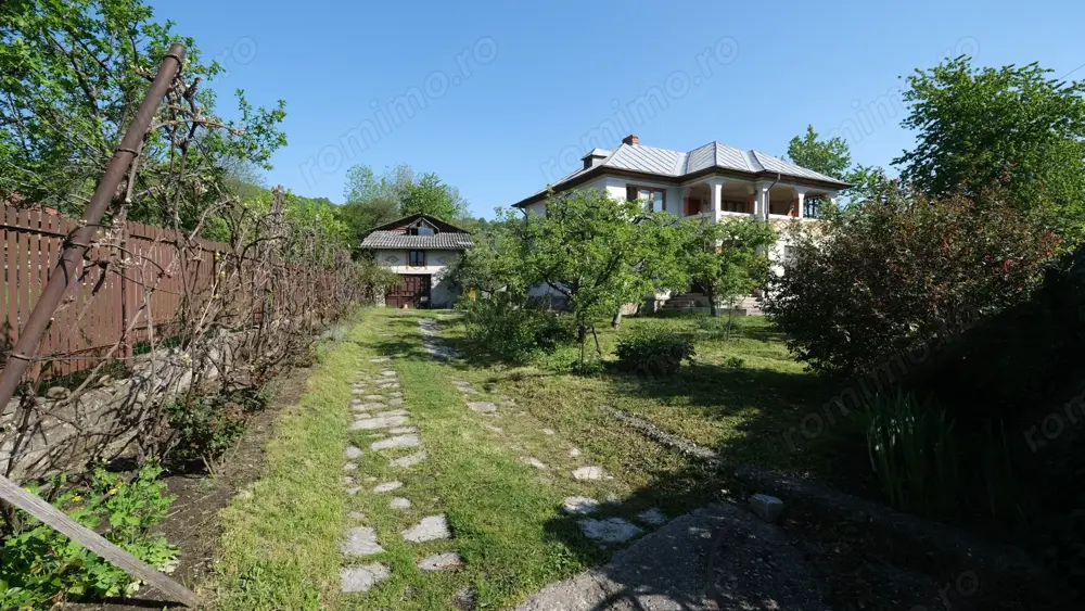 Vanzare casa mare cu etaj si 6200 mp teren in Fieni, judetul Dambovita