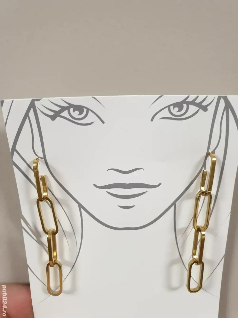 Cercei distinctivi deosebiti noi