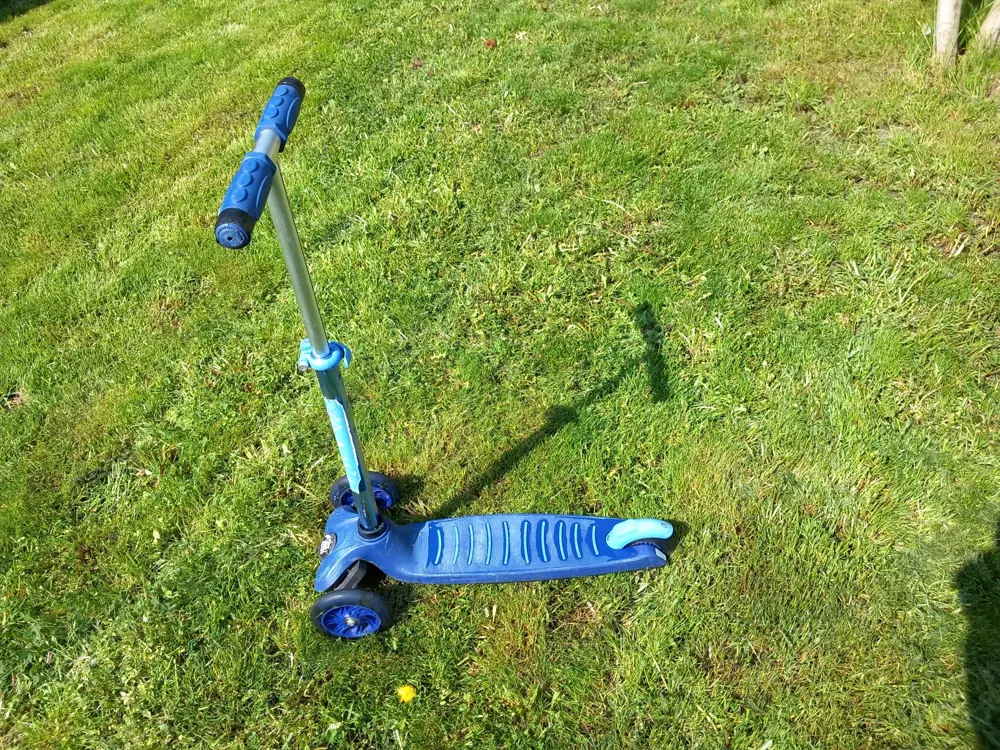 Trotineta albastra pentru copii