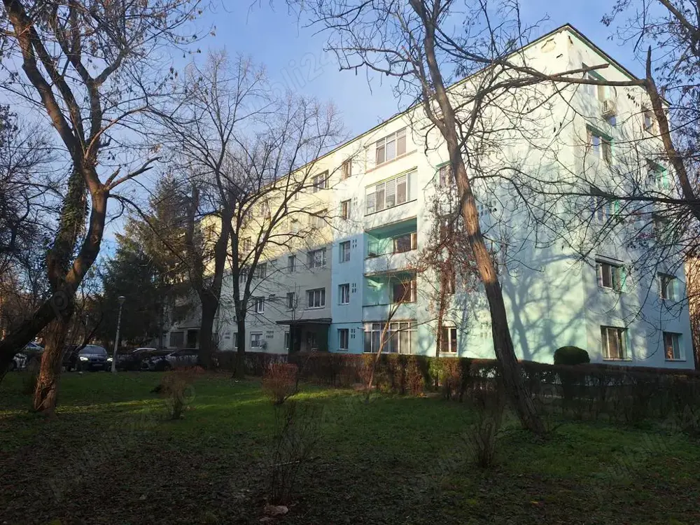 Apartament de vanzare 3 camere etaj 2 din 4 zona Nord Complex Mestesugaresc